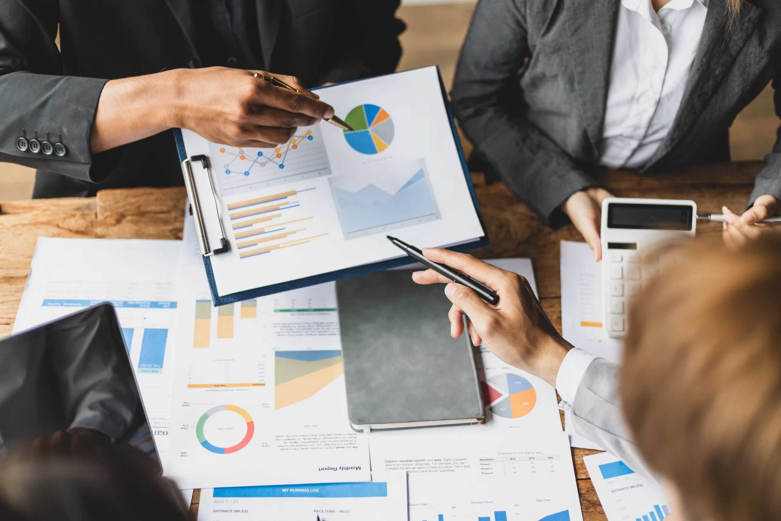 compressed_colleagues-meeting-business-partners-are-analyzin